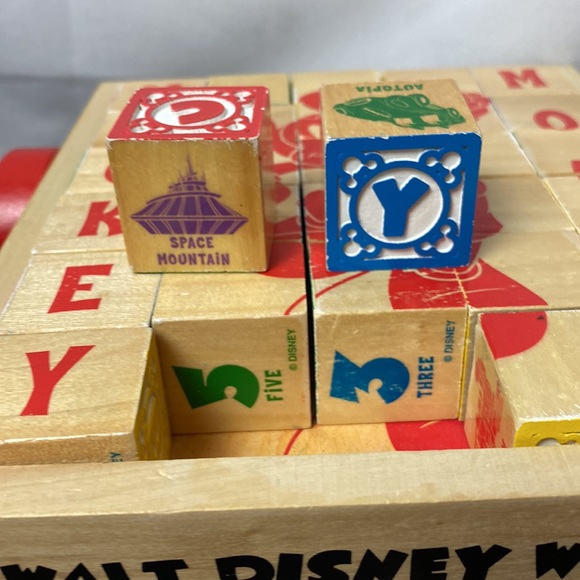 MELISSA & DOUG DISNEYLAND RESORT MICKEY 30 PIECE BLOCK SET IN PULL CART - Picture 3 of 9